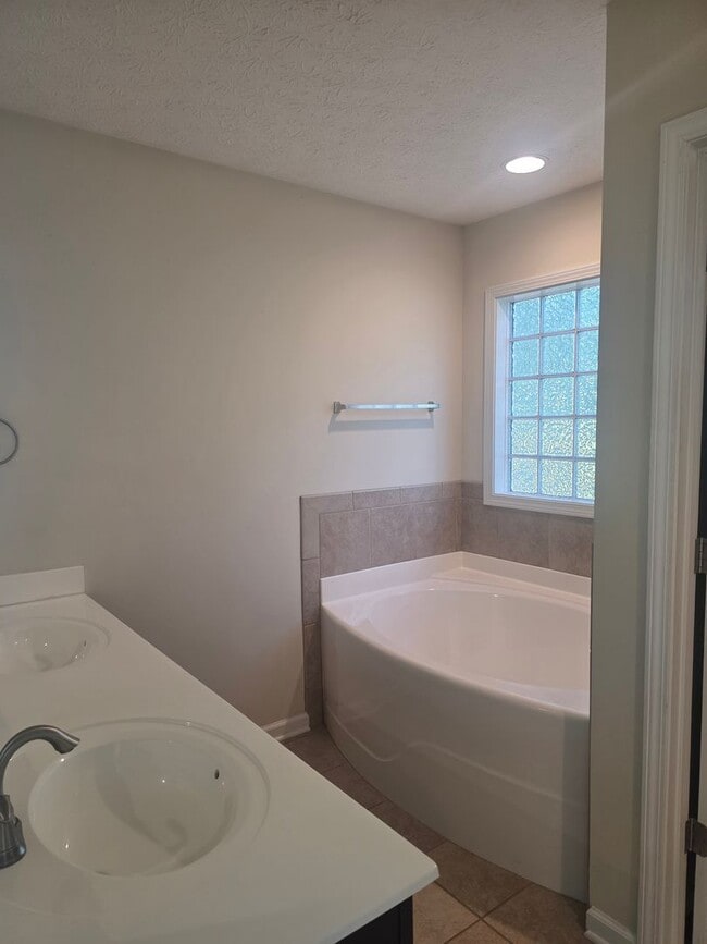 Building Photo - Nice 3 bedroom, 2 bath home with 2 car gar...