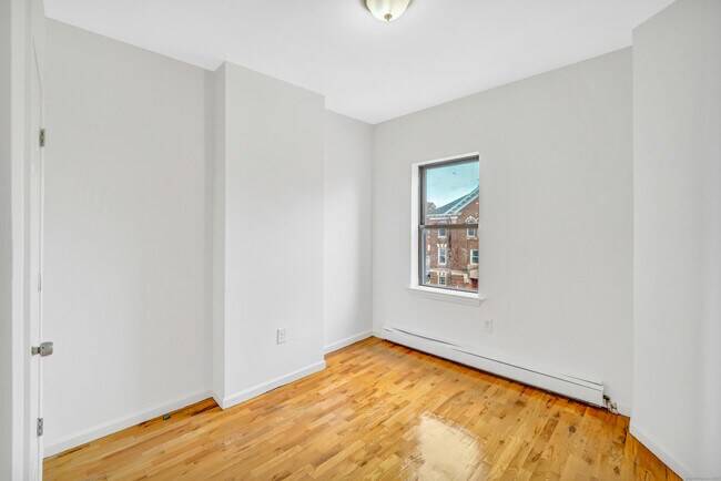 Building Photo - 1004 Broad St