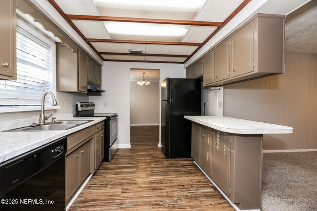 Building Photo - 10962 Luana Dr N