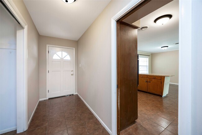 Building Photo - 2 Circle Dr