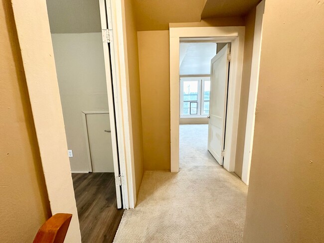 Building Photo - Inviting 3 Bed, 1 Bath Home in Roslyn, Whe...
