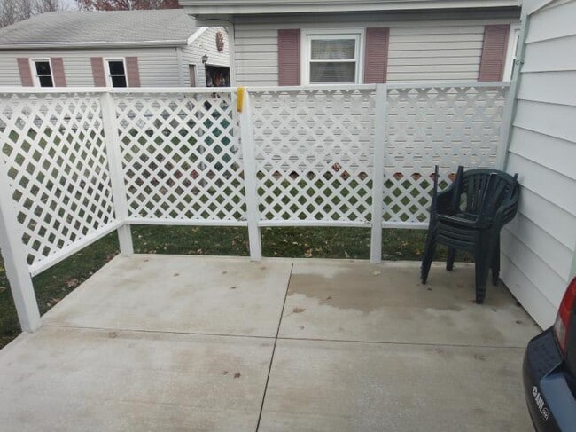 Building Photo - 860 Deborah St