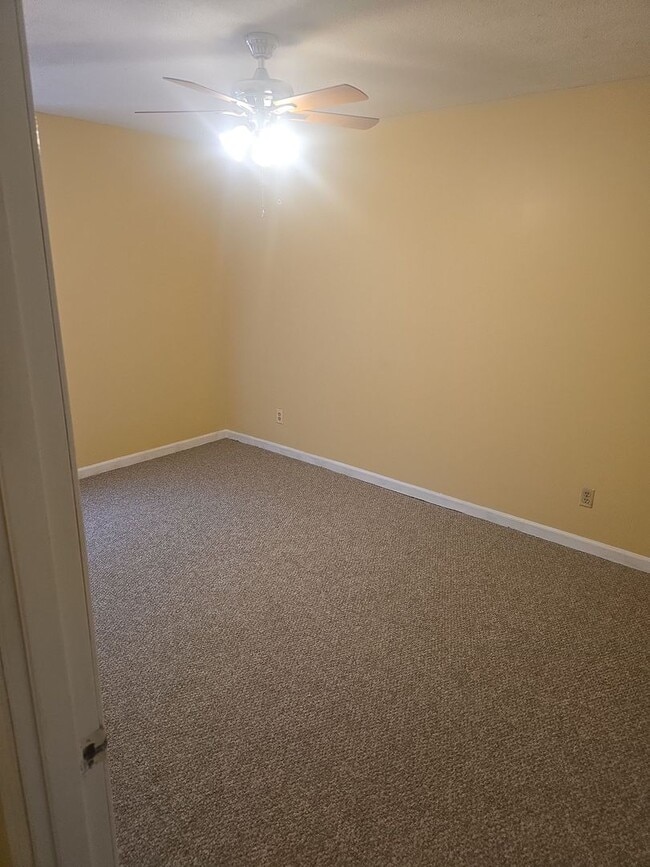 Building Photo - 2 Bed 1.5 bath townhouse