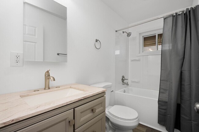 Building Photo - Beautiful 2 bedroom home in Port Vue available August 15!
