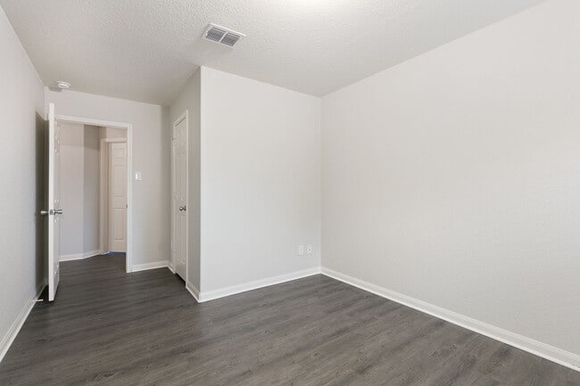 Building Photo - Luckey Ranch Single Story 3 bedroom with d...