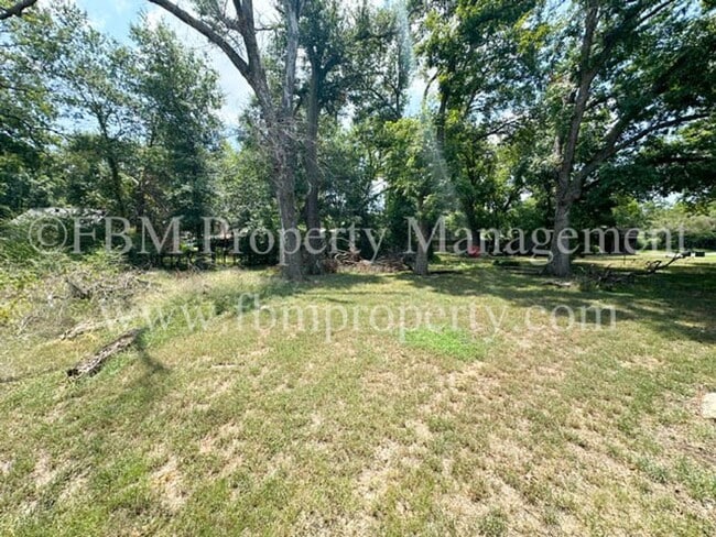 Building Photo - 741 W Park Ave