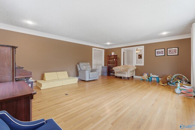 Building Photo - 2117 Shades Crest Rd SE