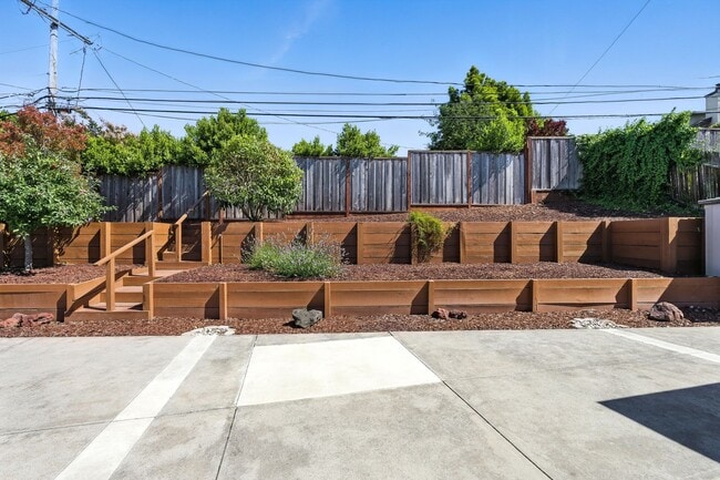 Building Photo - Spacious 2BD/2BA Home with Bonus Huge Room...