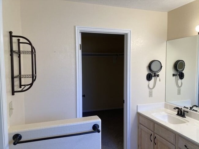 Building Photo - 525 Ridgeview Dr