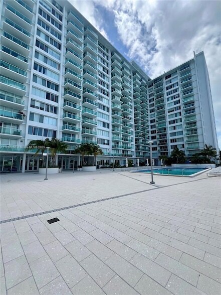 Building Photo - 1000 West Ave