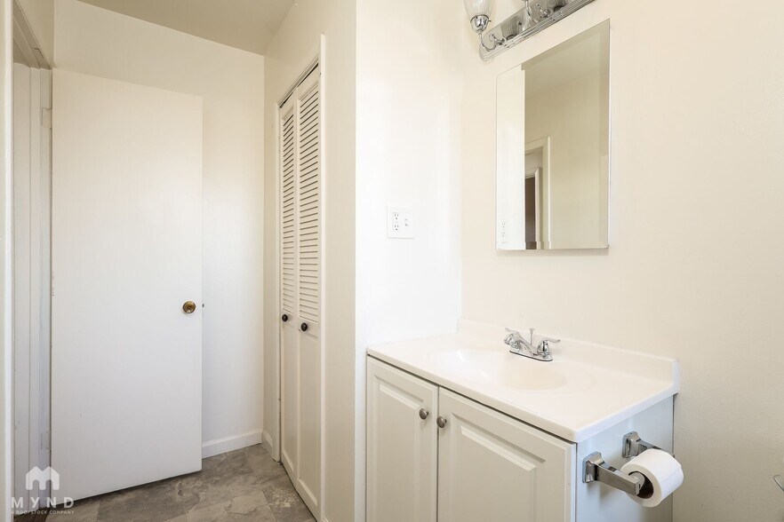 Building Photo - 230 Burns St