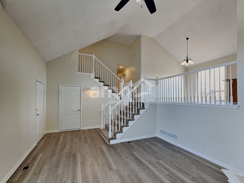 Building Photo - 713 Derby St