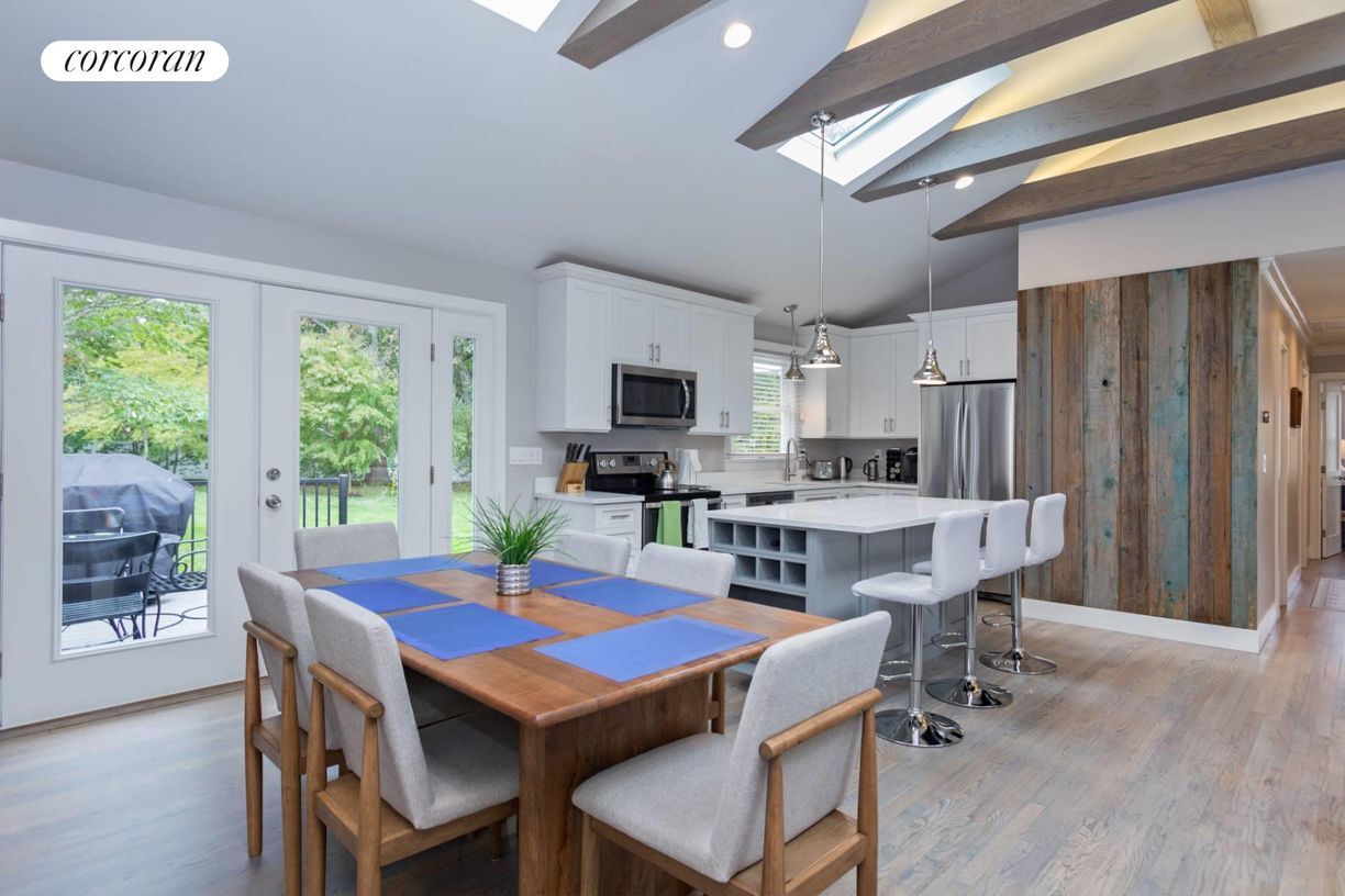 Building Photo - 348 Division St