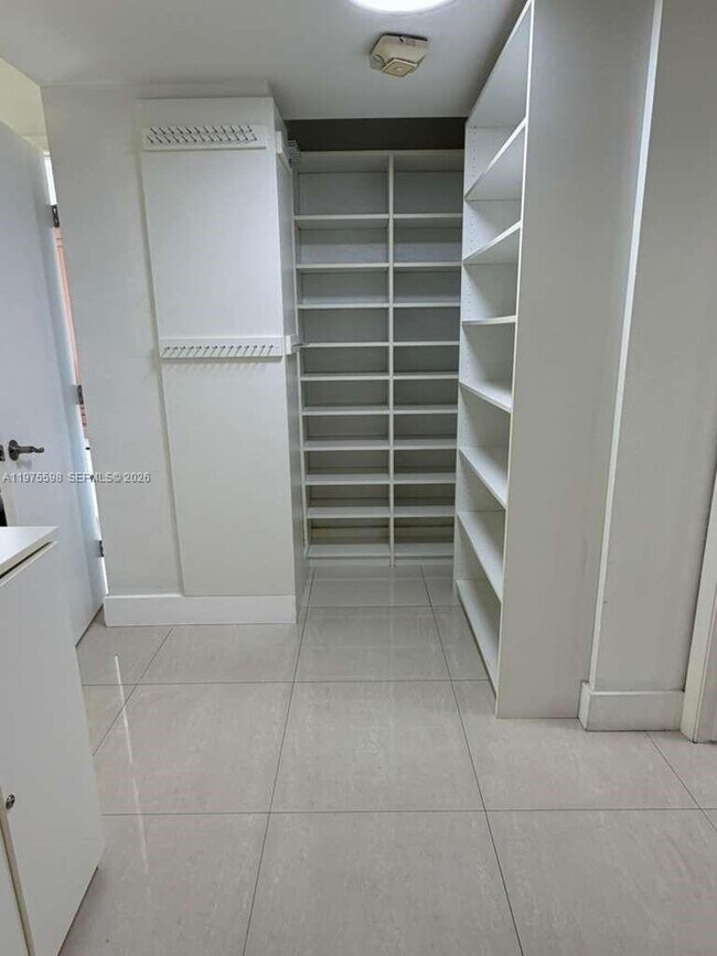 Building Photo - 20281 E Country Club Dr