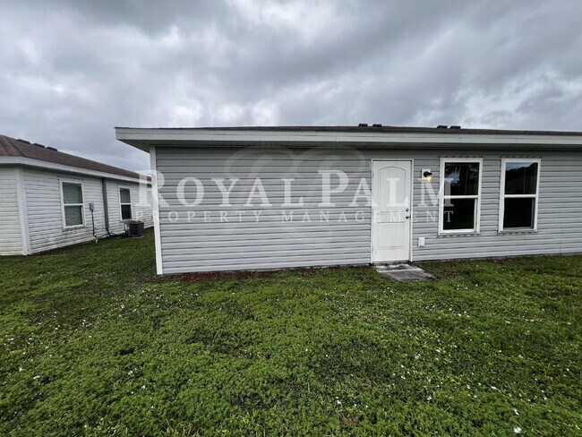 Building Photo - Dashing Through Lehigh — Secure This 4BR/2BA Duplex Deal-of-the-Year APPLY By 12/31 and Save $500