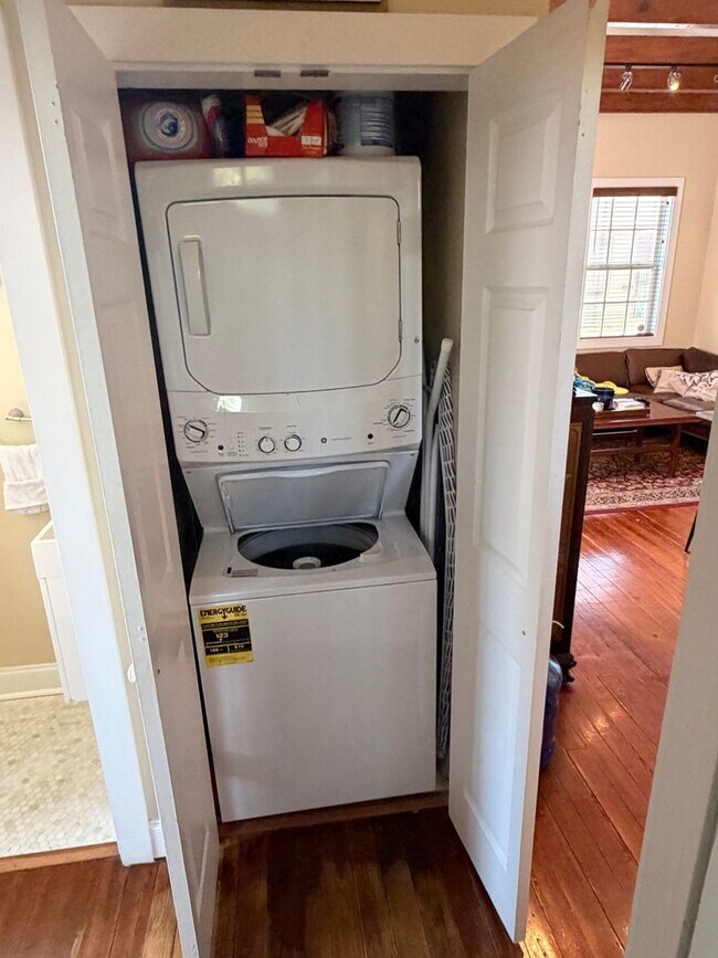 Building Photo - 2BD/1.5BA Single Family Home with Fenced In Deck