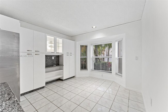 Building Photo - 1120 W Lake St