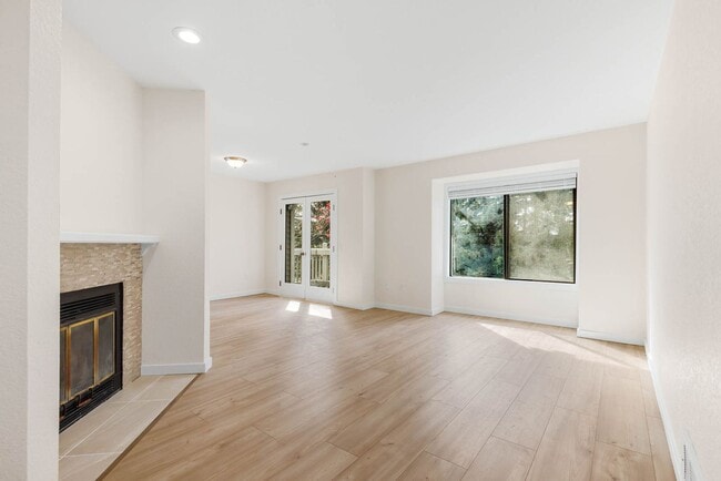 Building Photo - Newly updated 2 Bedroom 2 Bathroom Condo Near Downtown Kirkland- 1 free month!