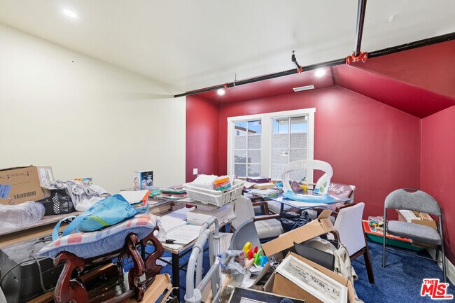 Building Photo - 522 W Vernon Ave