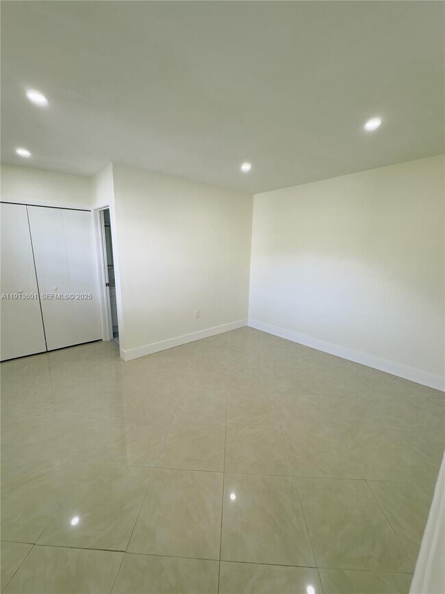 Building Photo - 467 SE 3rd St