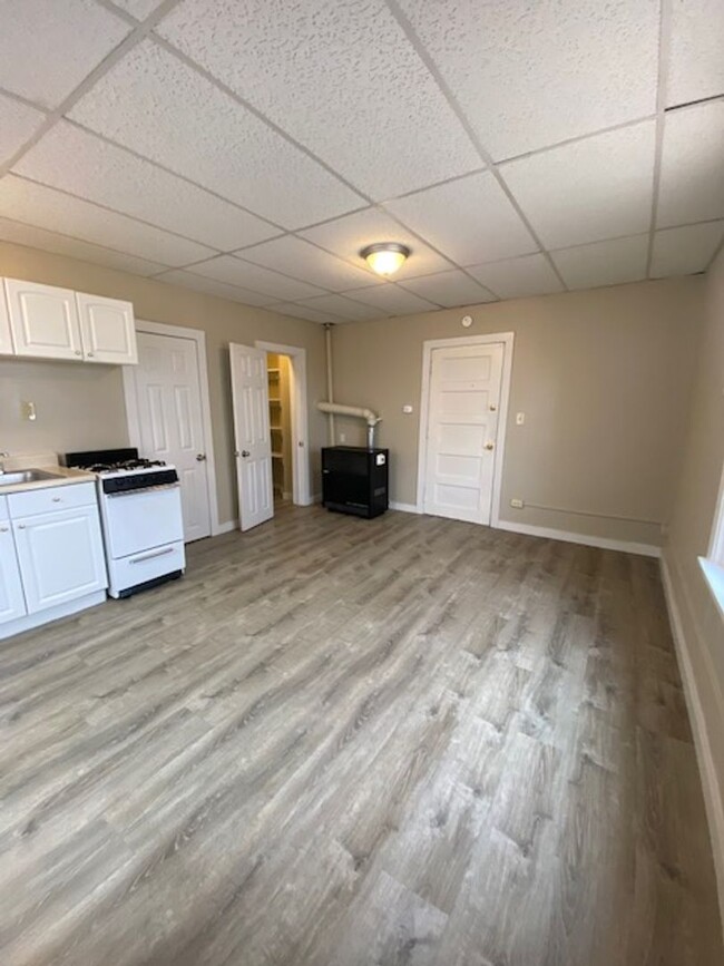 Building Photo - 1 Bedroom Apartment available