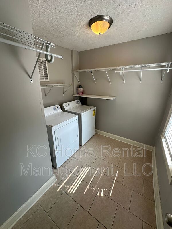 Building Photo - 1112 W 41st Ter