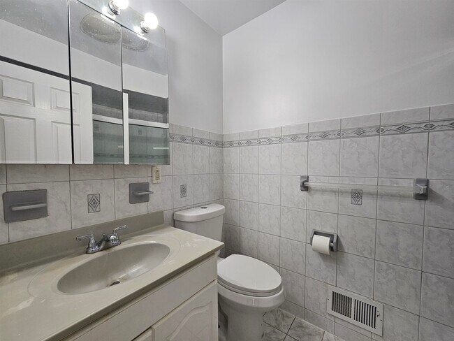 Building Photo - 113 Palisade Ave