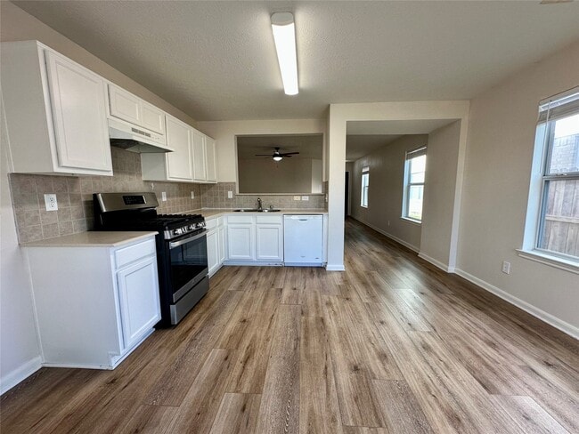 Building Photo - 20515 Hillsdale Park Dr