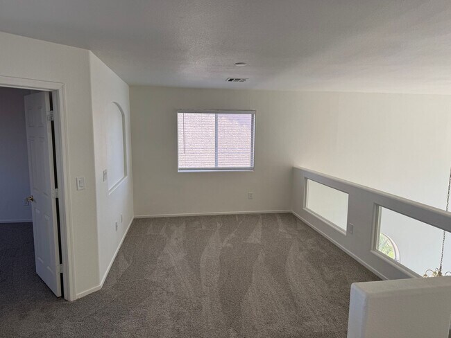 Building Photo - New flooring and kitchen. No neigbors behi...