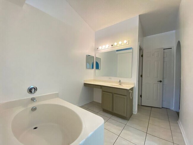 Building Photo - 4/2.5 Clermont Home with fenced yard