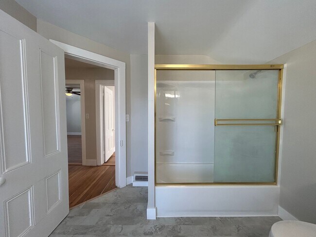 Building Photo - Rent Special! - Gorgeous 3 Bed + Bonus Roo...