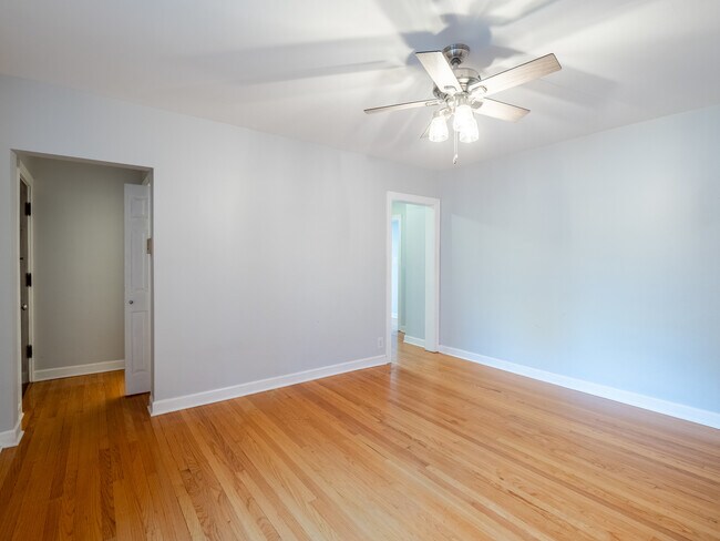 Building Photo - 6439 N Hamilton Ave