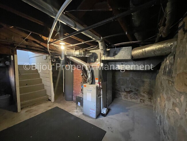 Building Photo - Charming Downtown Bungalow