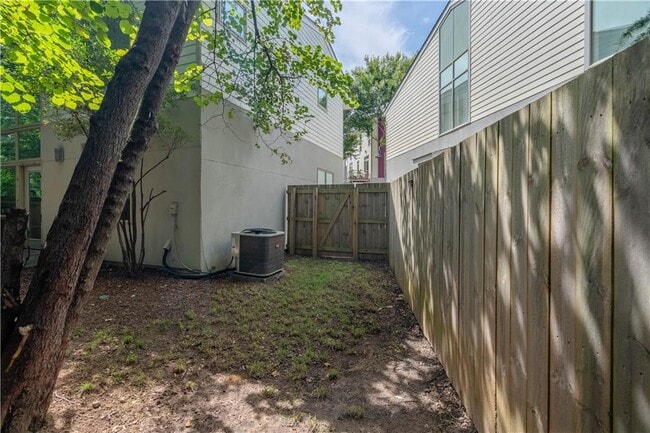 Building Photo - 1338 Rietveld Row NW
