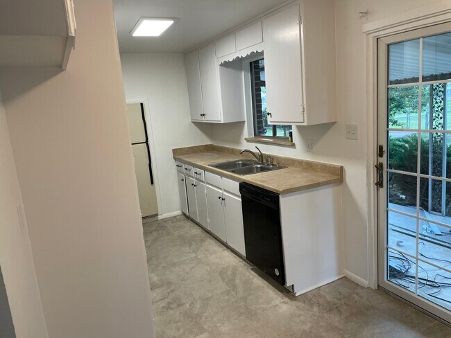 Building Photo - 8371 Oakwood St