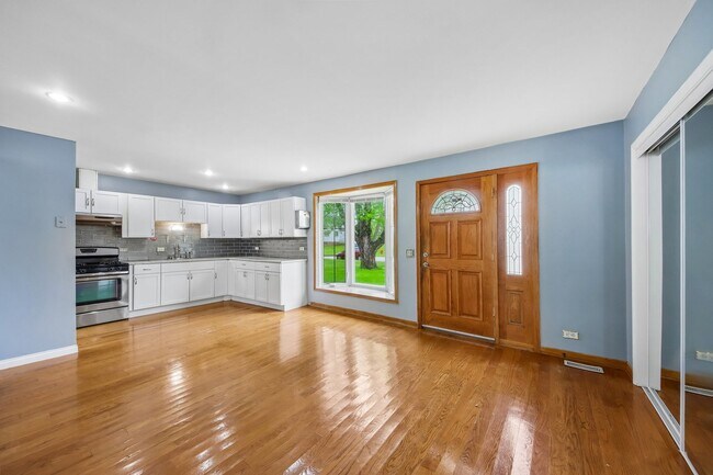 Building Photo - 670 Lakeview Ln