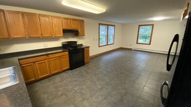 Building Photo - UNH Student Rental Available for the 2026-...