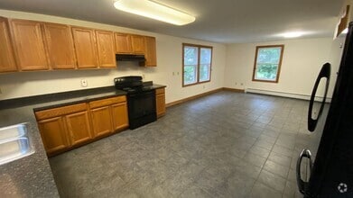Building Photo - Very Large 4 Bedroom/1 Bath Apartment - He...