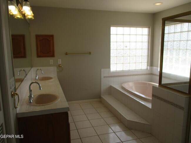 Building Photo - 2030 Paseo Del Prado Dr