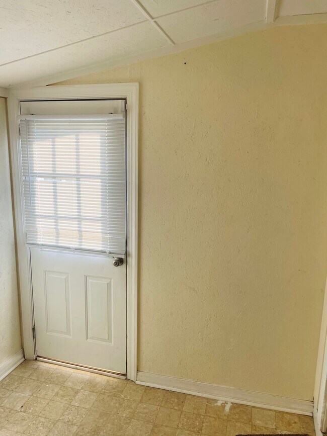 Building Photo - Duplex near Lake Jackson