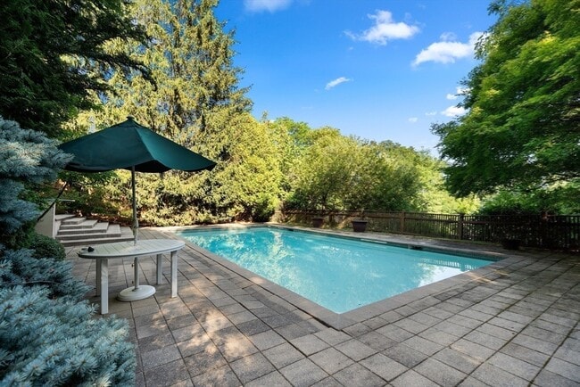 Building Photo - 225 Kenrick St