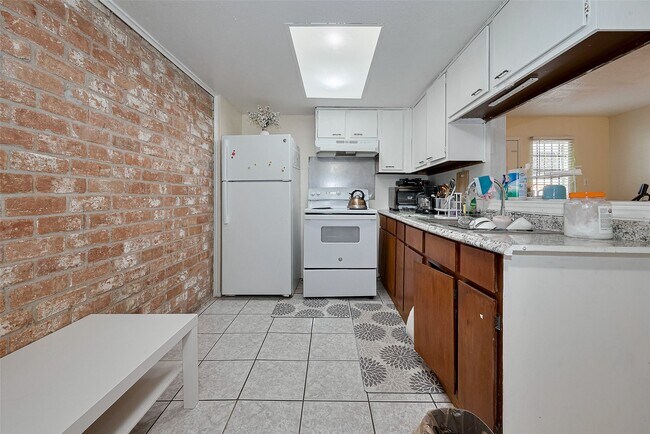 Building Photo - 12223 Sharpview Dr