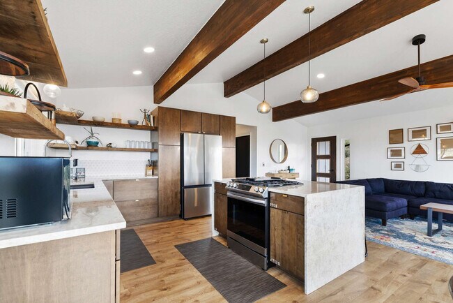 Building Photo - 828 Black Dr