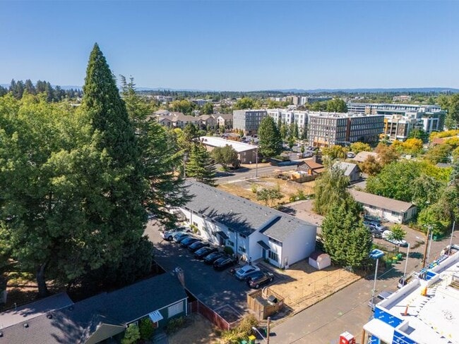 Building Photo - Recently remodeled 2 bedroom 1 bath unit! ...