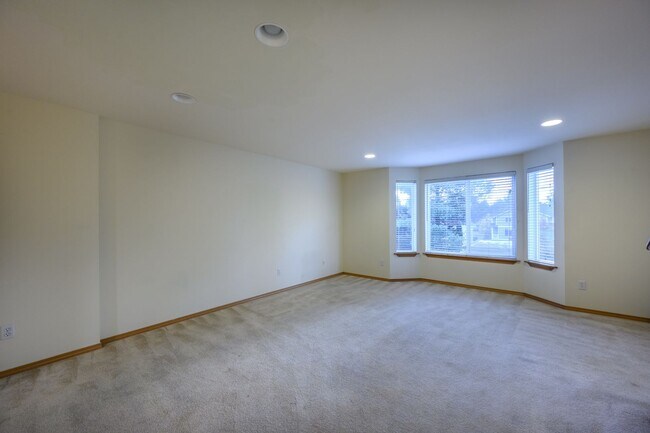 Building Photo - Available in June 2026 Well-maintained 3 bedrooms 2.5 bath townhouse located in the heart of Lake...