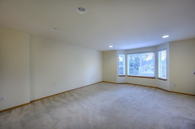 Building Photo - Lake City Living at Its Best Spacious 3BR Townhome with Garage & Easy I-5 Access