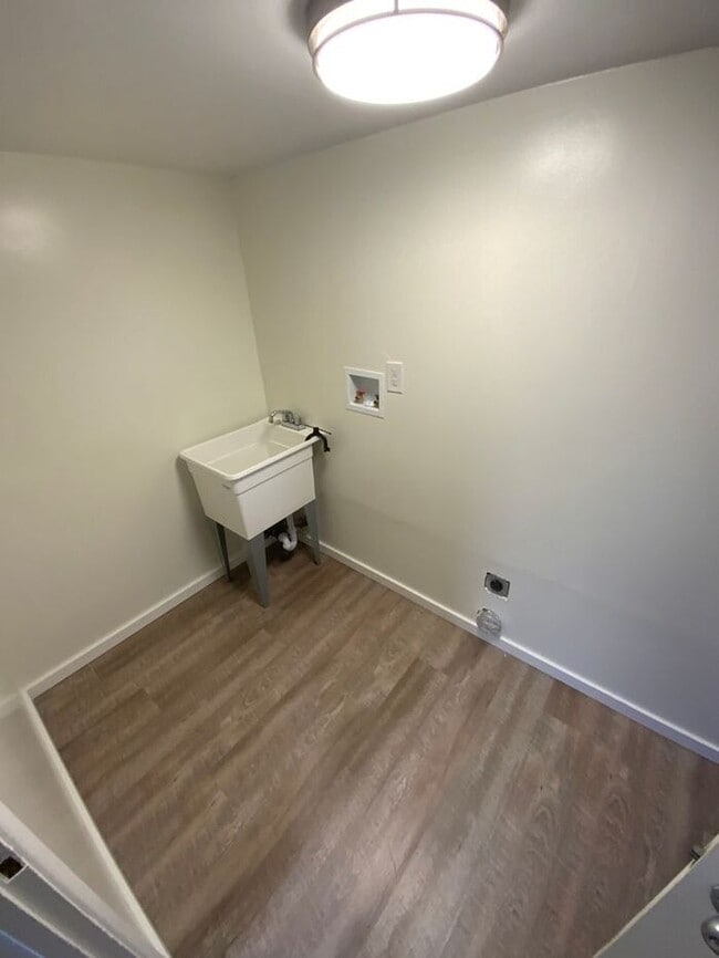 Building Photo - AVAILABLE NOW!! South Tacoma 1bdr DUPLEX w...