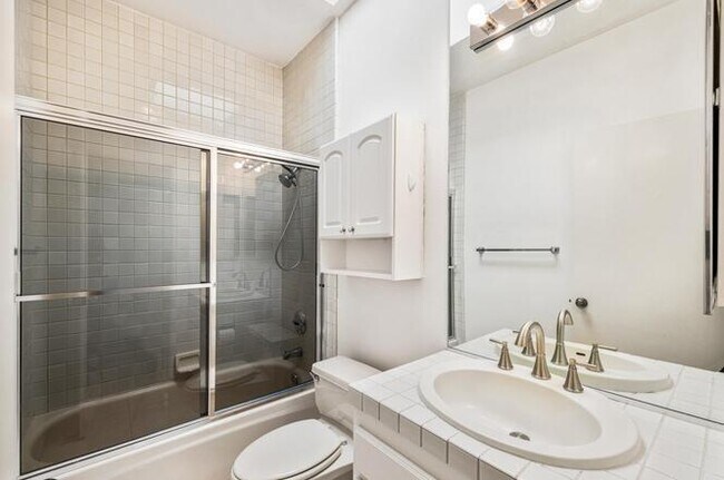 Building Photo - 142 Lakeshore Dr