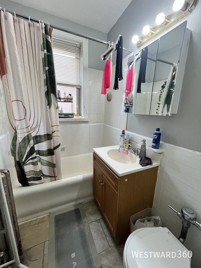 Building Photo - 1626 W Sherwin Ave