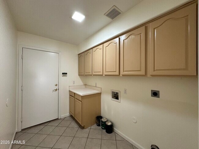 Building Photo - 1667 S Sycamore Pl